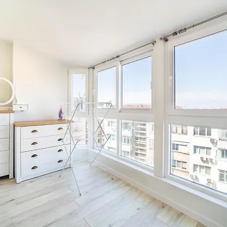 Julia Central * 瓦爾納