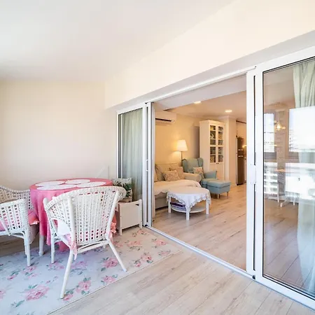 Julia Central * 瓦爾納