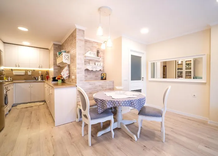 Julia Central * 瓦爾納